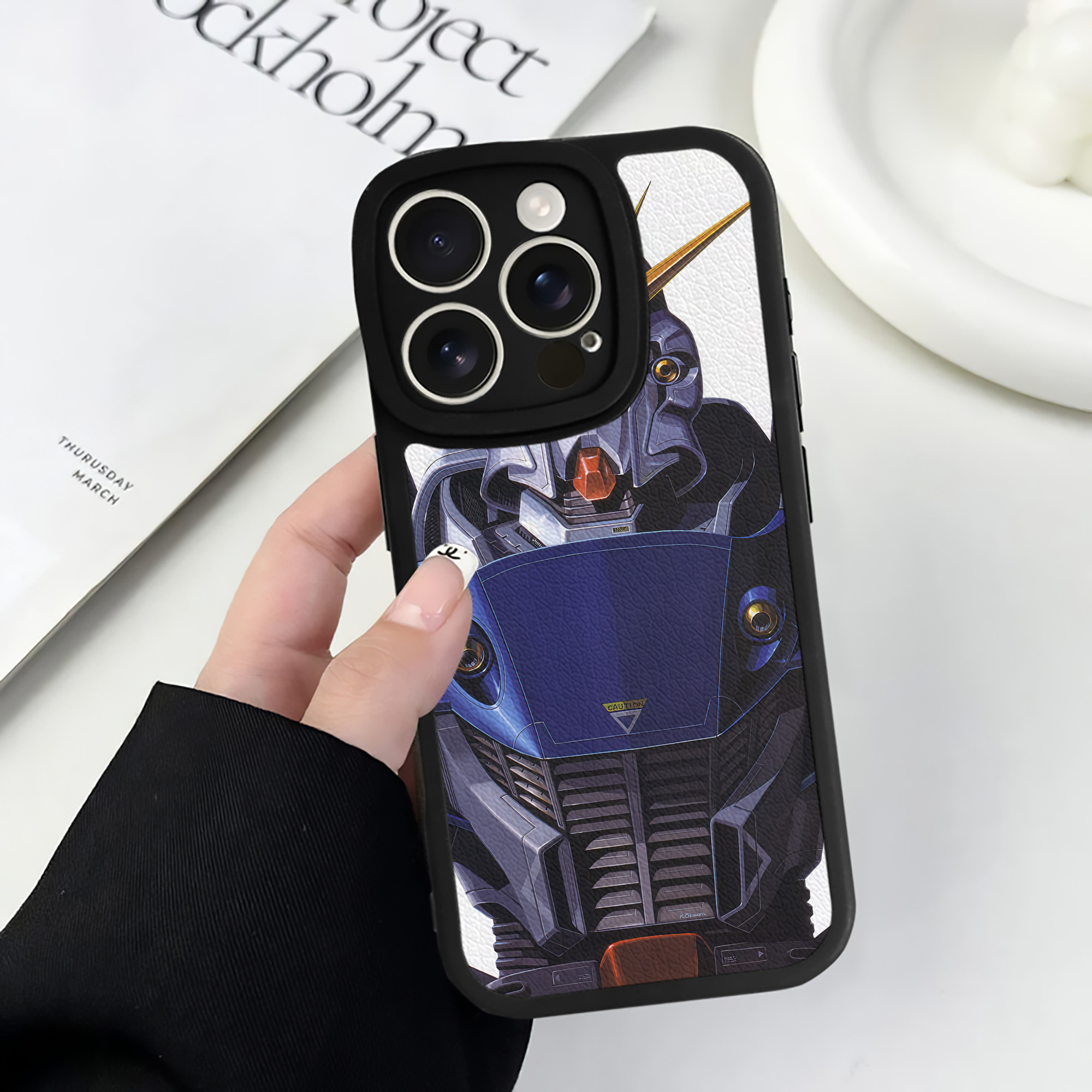 （画像用） 機動戦士ガンダム Mobile Suit Gundam 【iPhone 16シリーズ対応】シリコンスマホケース（レザー調） 材質：シリコン